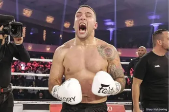 Wat een baas! Glory's Plazibat gooit compleet winkelcentrum plat