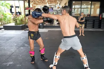 Deze 50-jarige Muay Thai legende slaat nog steeds keihard - geen grap!