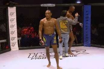 Bizar: jury draait uitslag MMA-gevecht topvechter Brian Hooi terug