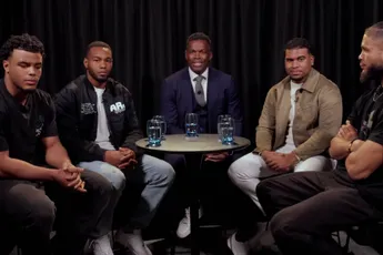 Bonjasky stookt het vuur op bij GLORY-topvechters - 'Je bent geen man als je zo praat!'