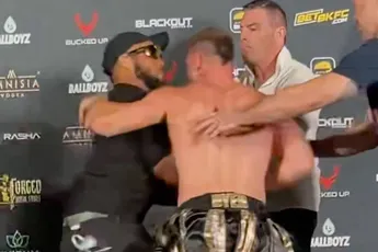 Chaos! Boksbaas veegt lastige fan van podium af - grijpt harder in dan beveiliging