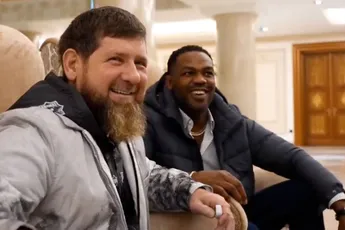 UFC-ster Jones volgt Badr Hari naar omstreden Kadyrov - bizar wapenfeest