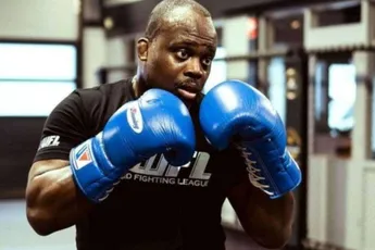 Sport of spektakel? Melvin Manhoef zet influencers in de kickboksring