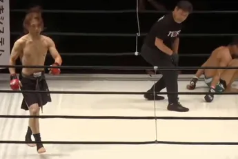 Wat gebeurt hier?! Kickbokser schokt met bizarre outfit - relletje in de ring