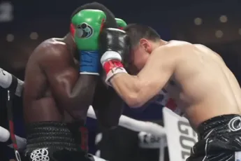 Sensatie: Publiek gaat los na moordende reeks van topbokser (video)