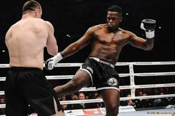 Kickboksicoon Bonjasky zet comeback deur open - rentree onder één voorwaarde