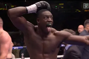 Zoon bokslegende gesloopt! Ervaren Riakporhe verslaat ‘papierkampioen’ in stijl