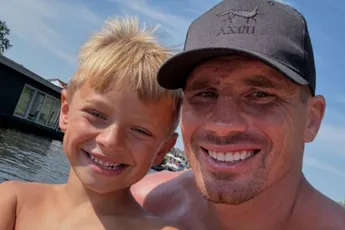 Zoontje Rico Verhoeven traint als mini-kampioen naast zijn vader | video