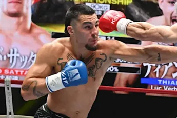 Kickboksheld Thian De Vries knokt weer na operatie - échte vechtersmentaliteit