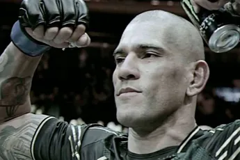 ‘Drie keer raak?’ – UFC-killer Pereira jaagt op record dat niemand durfde aan te raken