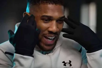 ‘Hoe kom je hiervan terug?’ – ongeluk dreigt boksheld Joshua maanden uit de ring te houden