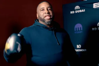 Glory-topper Zimmerman test dodelijke stoten - slaat waaghals onderuit