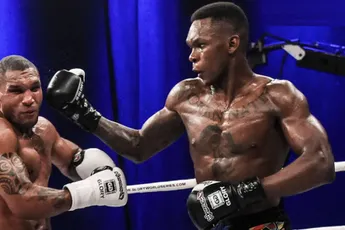 Adesanya: ‘Glory heeft me bestolen’ – UFC-kampioen haalt fel uit naar oude werkgever