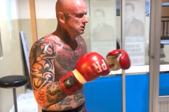 VIDEO: Uit de cel door kickboksen – gevangenen vechten zich vrij in de ring