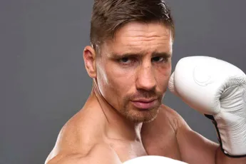 ‘Het kan nu of nooit zijn’ – Rico Verhoevens boksdroom ligt in handen van één man