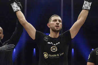 ‘Dit is pas thuiskomen’ – kickbokser Serkan Özçağlayan wint opnieuw buiten Glory (video)