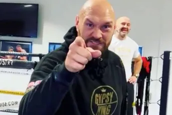 'Stijlloze sukkel' – Fury woest op Joshua om uitspraak over Jake Paul