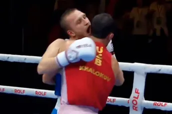 ‘Net als Mike Tyson’ – Russische bokser bijt tegenstander in oor tijdens WK boksen