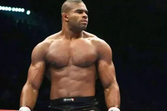 ‘Hoe mocht hij ooit vechten?’ – Nederlander Overeem opnieuw onder vuur na dopingpost