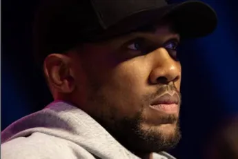 ‘Hij rouwde in stilte’ – Anthony Joshua eert overleden vrienden bij uitvaart in moskee