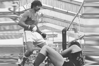 Boksheld, uitsmijter en publiekslieveling Ben Tiben (63) overleden - een stad rouwt