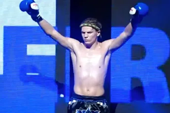 ‘Binnen 15 seconden over’ – Nederlandse kickbokser Jano (18) stopt Thaise favoriet razendsnel