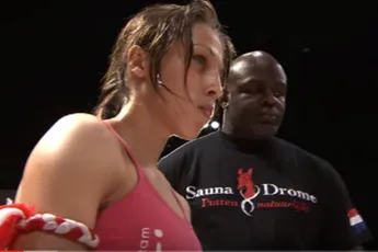 UFC-kampioen Joanna sloeg man onderuit op feest – leerde kickboksen van Ernesto Hoost