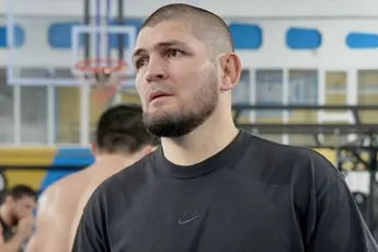 UFC-fans voelen het: legende Khabib houdt bittere rivalen uit elkaar bij plotse face-off