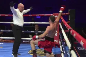 Bokswereld woedend: Winnende klap komt terwijl tegenstander weerloos op de grond zit