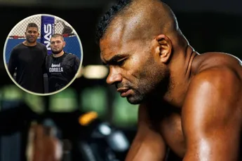 ‘Komt hij terug?’ Nederlander Overeem krijgt van UFC-ster Khabib lesje vechtsport in Dubai