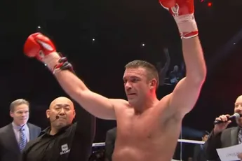 ‘Wat een klap!’ - Kickboksbaas Peter Aerts brute KO op Le Banner gaat opnieuw viraal