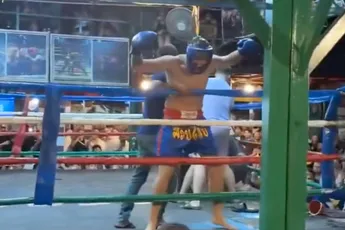 ‘Hij sloeg hem neer en toen brak de hel los’: chaos in bar met boksring voor toeristen