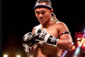 ‘Hij speelt met tijd’ – Muay Thai-legende Saenchai (45) toont nog altijd meesterklasse