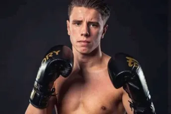 ‘Gebouwd om te boksen’ – Tony Jas blijft winnen terwijl anderen de hype krijgen