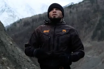 ‘Dagestan-stijl’ – zo traint UFC-vechter Umar Nurmagomedov hoog in de bergen (video)