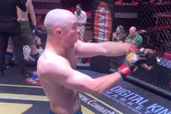 Bizarre beelden: MMA-vechter breekt arm, heeft niets door en wint (video)