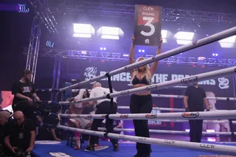 “Het is barbaars” – Critici willen deze vechtsport verbieden nu deze wereldwijd groeit