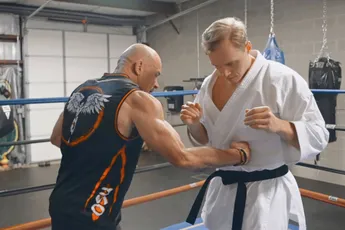 “Je verraadt jezelf”: Nederlands vechticoon Bas Rutten sloopt ego karate-influencer