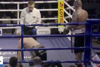 VIDEO | ‘Zo wil je niet winnen’ – Bokser zwaar onderuit zonder geraakt te worden