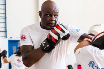 “Hier telt alleen knokken” – Ernesto Hoost over jubileum kickbokstoernooi SENSHI 30