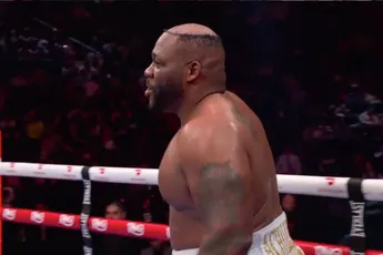 Totale waanzin in de boksring - Jarrell Miller’s haar vliegt af na brute stoot