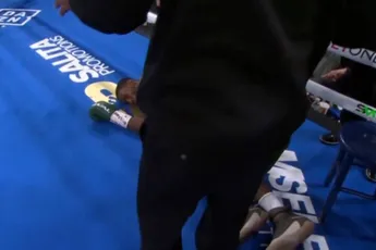 Angstmoment in Detroit: bokser zakt in elkaar zonder klap, duel gestaakt (video)