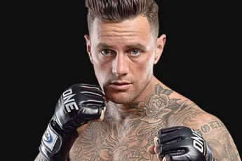 Nieky Holzken krijgt groot eerbetoon na neerleggen bokshandschoenen: “dit was bijzonder”