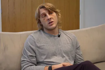 'Hij raakte m’n oog met z’n nagel' – UFC-vechter Pimblett klaagt na harde nederlaag