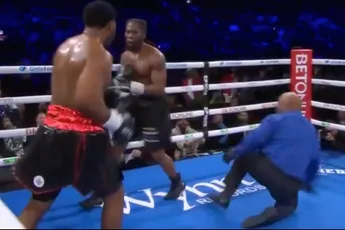 VIDEO: Bokser slaat rivaal én scheidsrechter tegen de grond - ‘Iedereen stond in de weg’