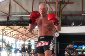 70-jarige Siebe Visser gaat viraal met knock-out kickboksmove: 'Opa is een eindbaas!'