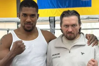 Boksicoon Usyk onthult doktersadvies voor Joshua na ongeluk: ‘De weg terug is zwaar’
