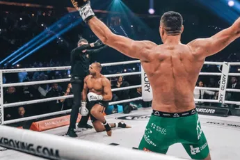 Hij sloeg Badr Hari knock-out en vecht nu om titelplek: “Ik kom weer voor de finish”