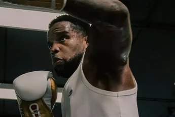 VIDEO: Glory-kampioen Abena traint met opvallende partner richting MMA-debuut