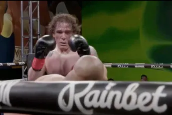 “Dit kan toch niet”: omstreden Gypsy Crusader met nazi-tattoo wint bokswedstrijd